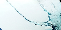 Был сфотографирован недавно отколовшийся айсберг 